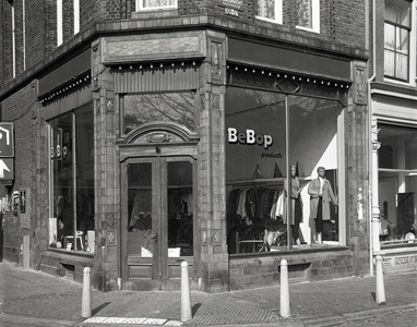 815861 Gezicht op de winkelpui van kledingzaak Bebop (Oudegracht 201) te Utrecht; links de ingang van de ...